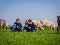 Familie Van den Bogert ontvangt GefeliciStaart voor inzet op krulstaarten