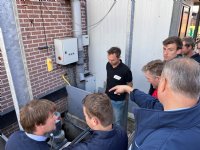 Boeren toeren langs mestvrije varkensstallen