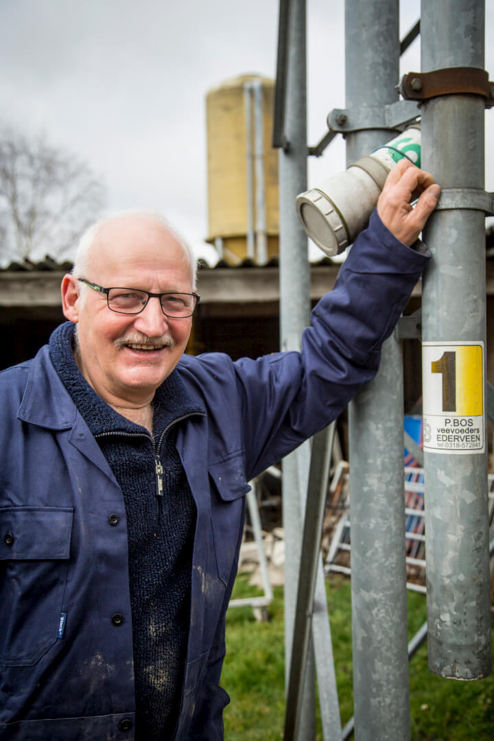 Jan Koops woont al 33 jaar in het buitengebied van IJsselmuiden. Sindsdien is hij ook varkenshouder. 