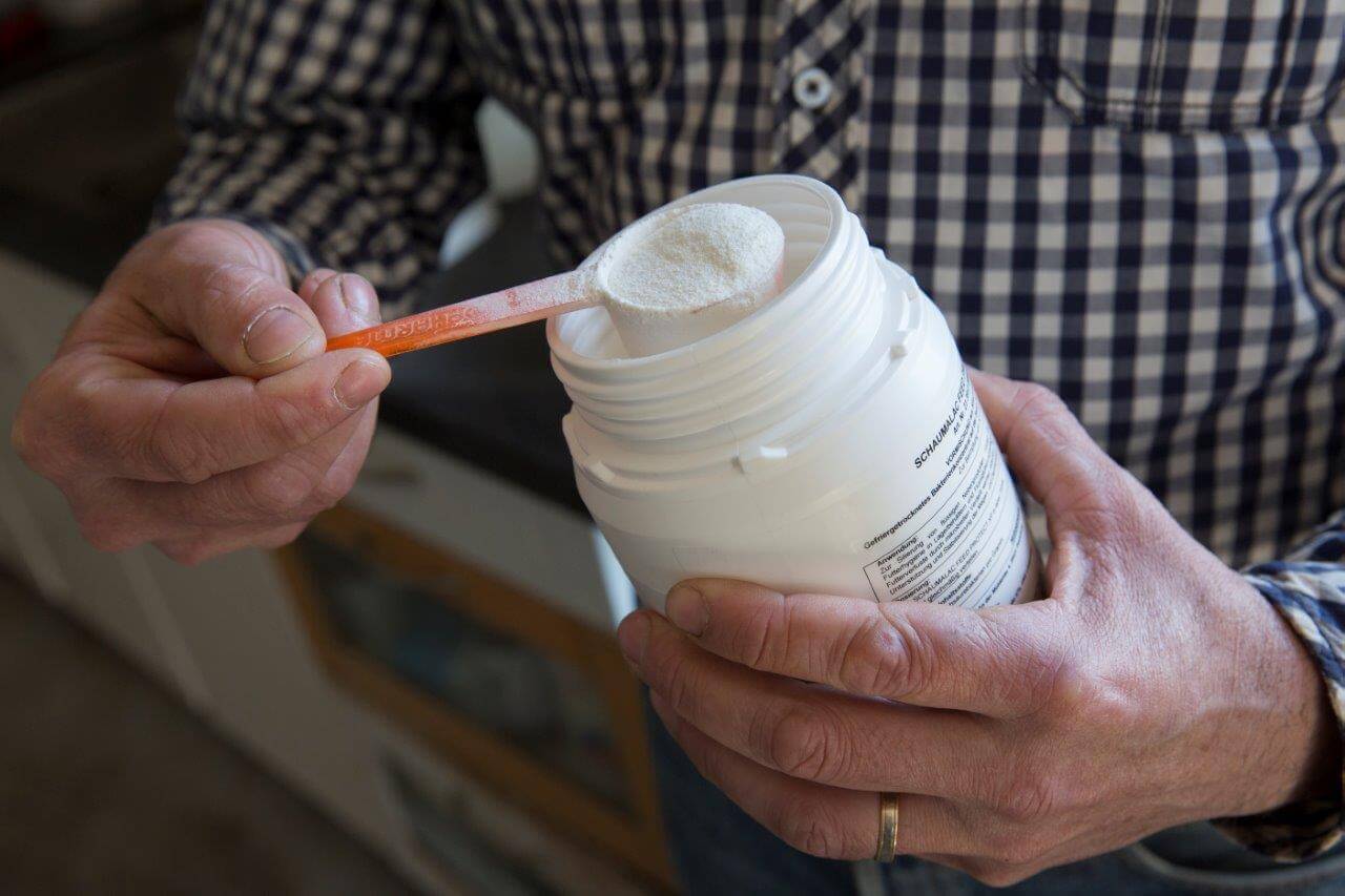 Omdat Kroef een mix van losse grondstoffen (gemalen tarwe en gerst en soja) batchgewijs fermenteert moet hij zelf de gevriesdroogde SchaumaLac-melkzuurbacteriën toevoegen. 