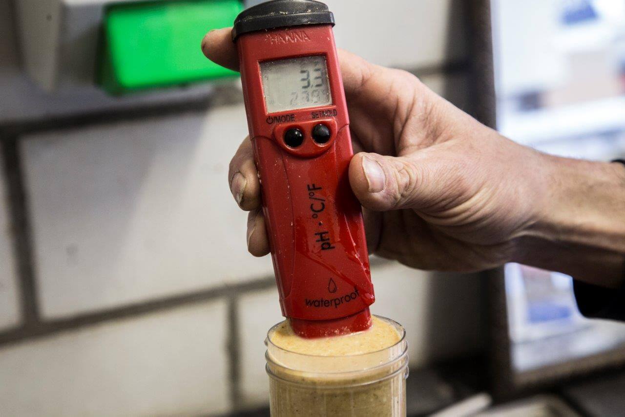 Het fermenteren leidt tot een flinke pH-verlaging. Aan het eind van elke batch is de zuurtegraad gezakt tot onder de 3,5 