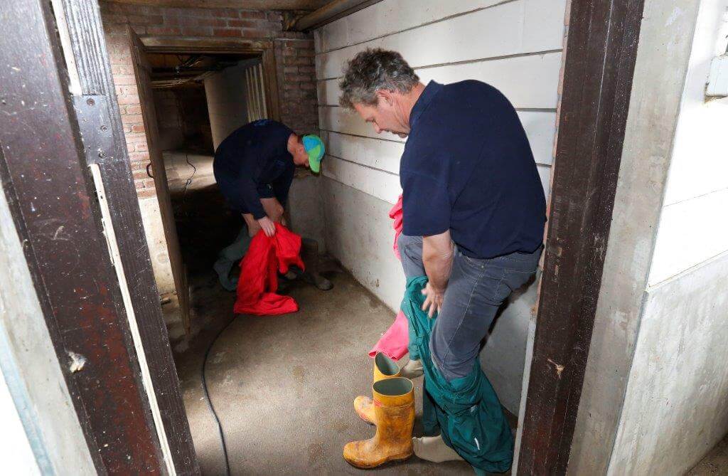 Marco Roording en varkensdierenarts Luuk Kaalberg wisselen hun kleding als ze van de zeugen naar de vleesvarkens gaan. 