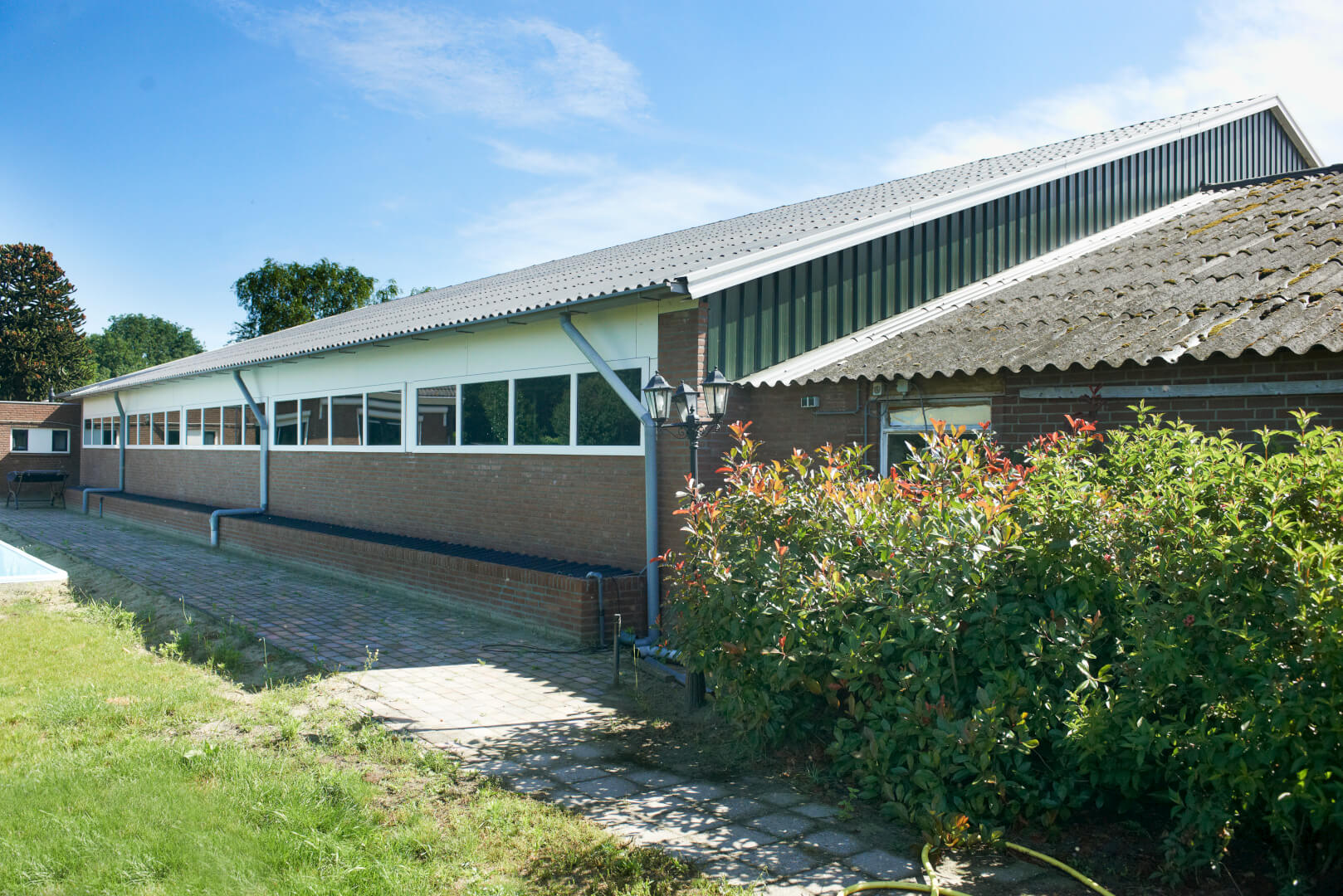 De nieuwe kraamstal is tegen de oude zeugenstal gebouwd. Deze gerenoveerde kraamafdeling heeft een ventilatiesysteem via mestpannen. 