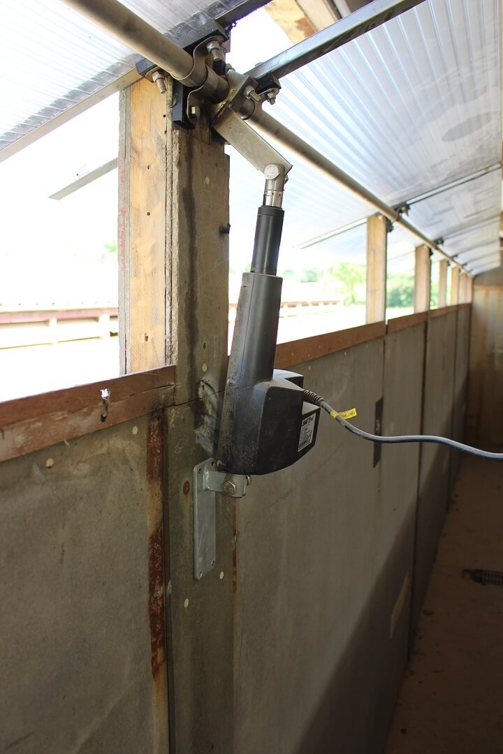Vrijwel alle stallen zijn natuurlijk geventileerd. Wel wordt die ventilatie automatisch geregeld door de inlaatkleppen te sturen. 