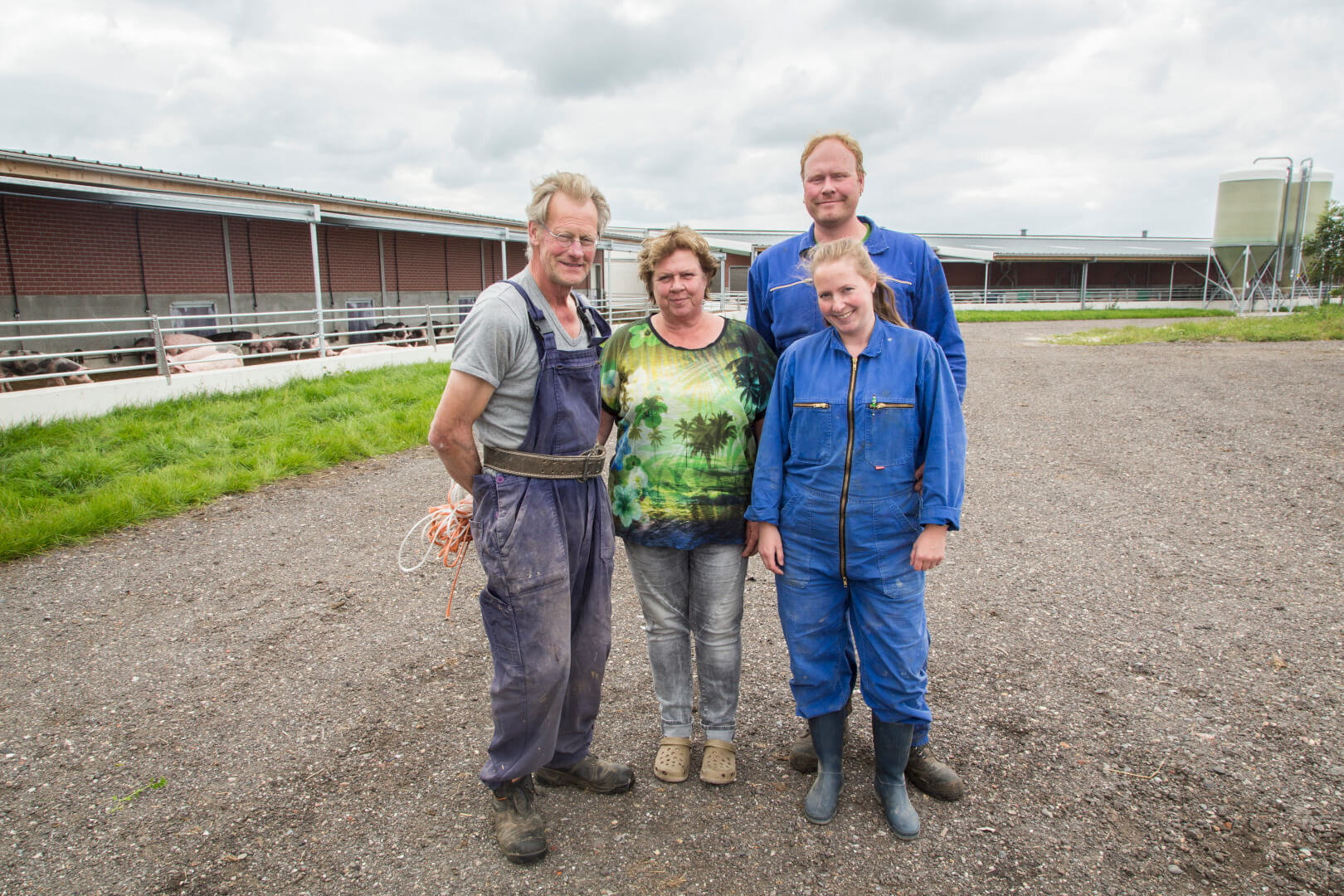 Ruud, Lida, Jan en Francisca Wennekers zijn trots op hun gesloten biologische varkensbedrijf én het eigen bedachte stalontwerp. 