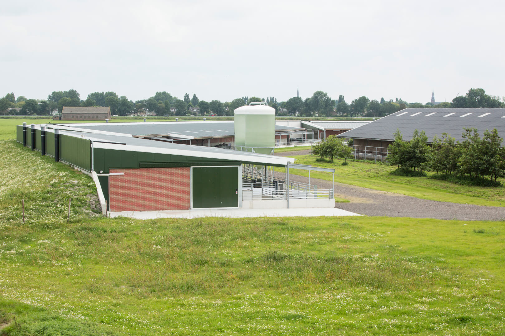 De buitenmuur van de vier Dijkstallen zijn van gestort beton waar grond tegenaan is geschoven. Het geeft het geheel een natuurlijk aanzicht. Zeker ook omdat ze in een bocht naast elkaar zijn geplaatst. 