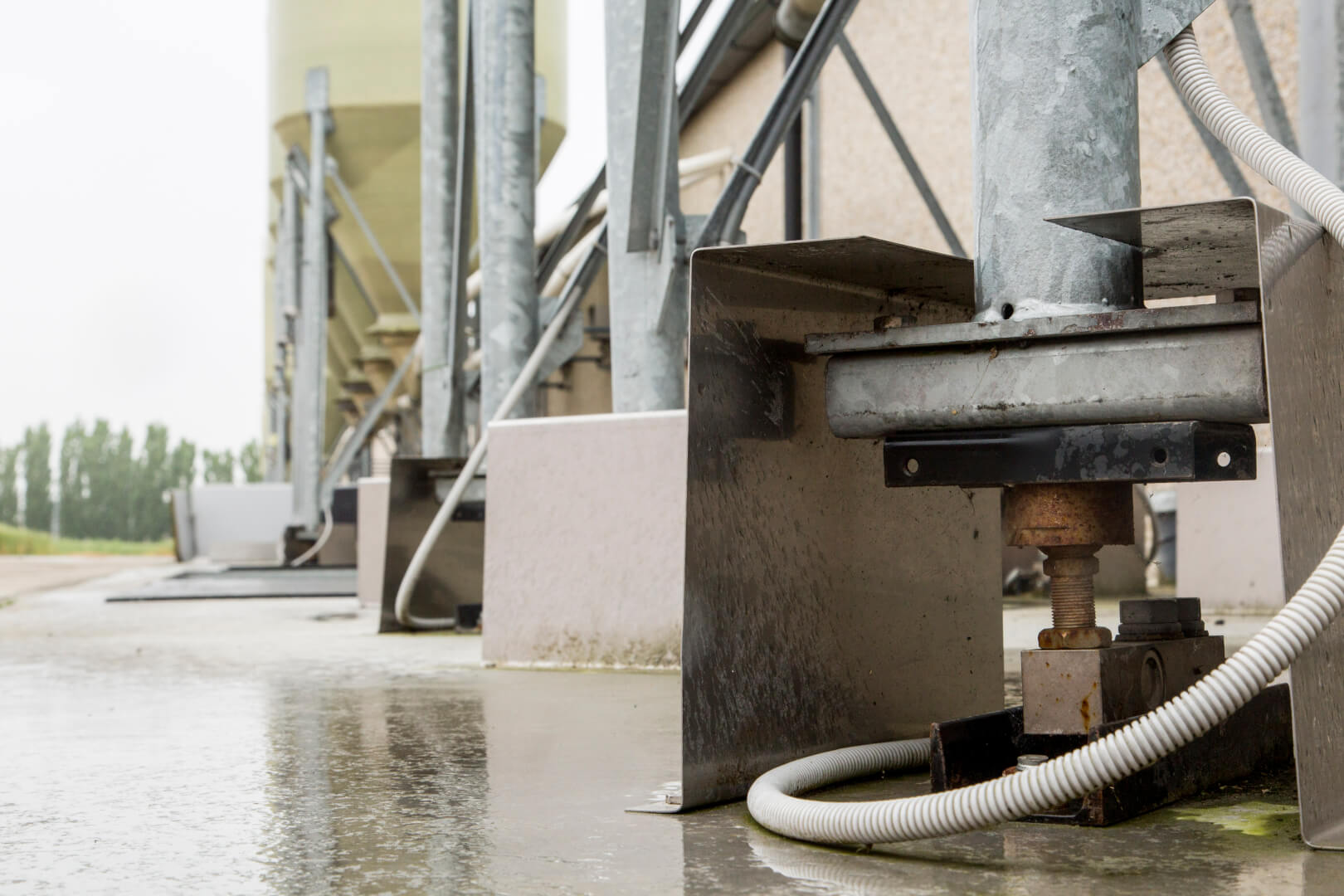 De vier poten van de voersilo's staan allemaal op een elektronische weegstaaf. Zo weet hij wat er aan voer in de silo zit en wat er gevoerd is per voerlijn. 