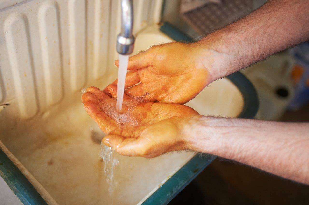 Na het douchen, aantrekken van bedrijfskleding en laarzen, moeten de handen grondig worden gewassen. Dat gebeurt niet met zeep maar met jodium. 