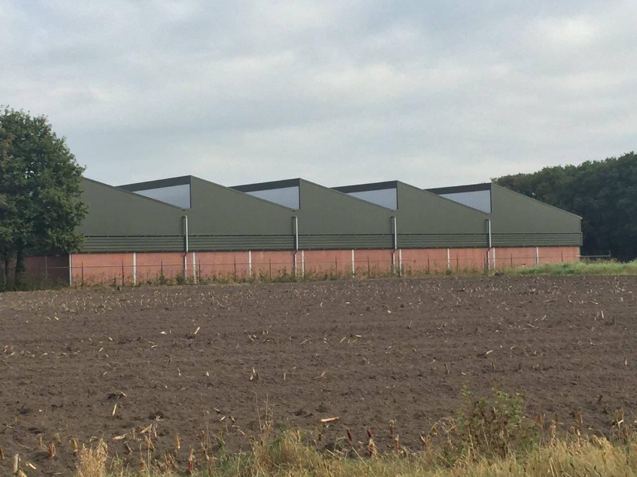 De laatste uitbreiding dateert van 2014. Deze zeugenstal heeft een zaagtanddak. De speciale dakconstructie zorgt ervoor dat de stal minder hoog hoeft te worden. Ook past het in het landschap, in een omgeving die in vroegere tijden werd gekenmerkt door de textielindustrie. 