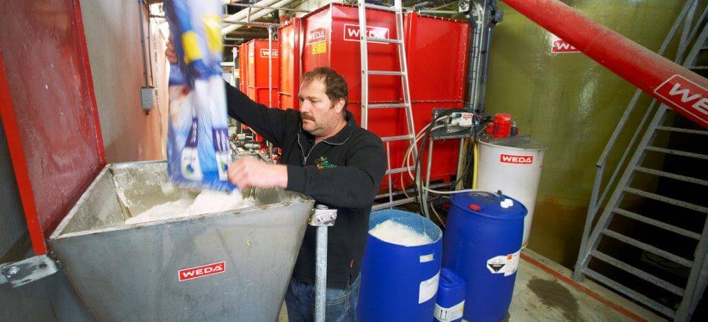 Een keer per week vult De Beer de voorraadbunker met Optistart, de gevriesdroogde melkzuurbacteriën en speciale starthulpstoffen. 