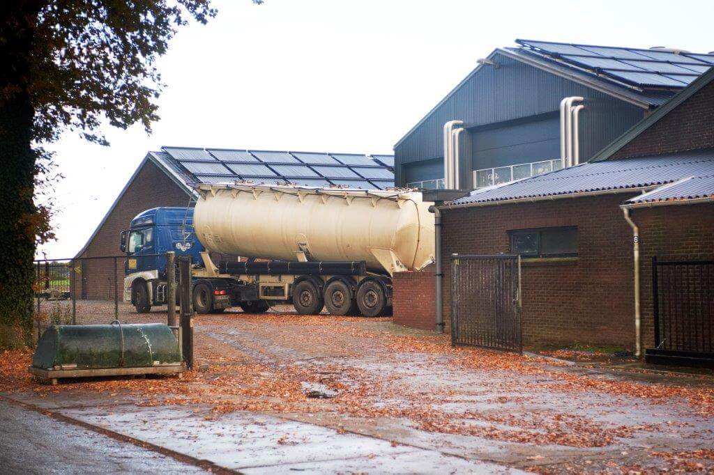 De hot-pipes op het dak leveren het overgrote deel van de 11 kuub heet water die maximaal dagelijks nodig is. 