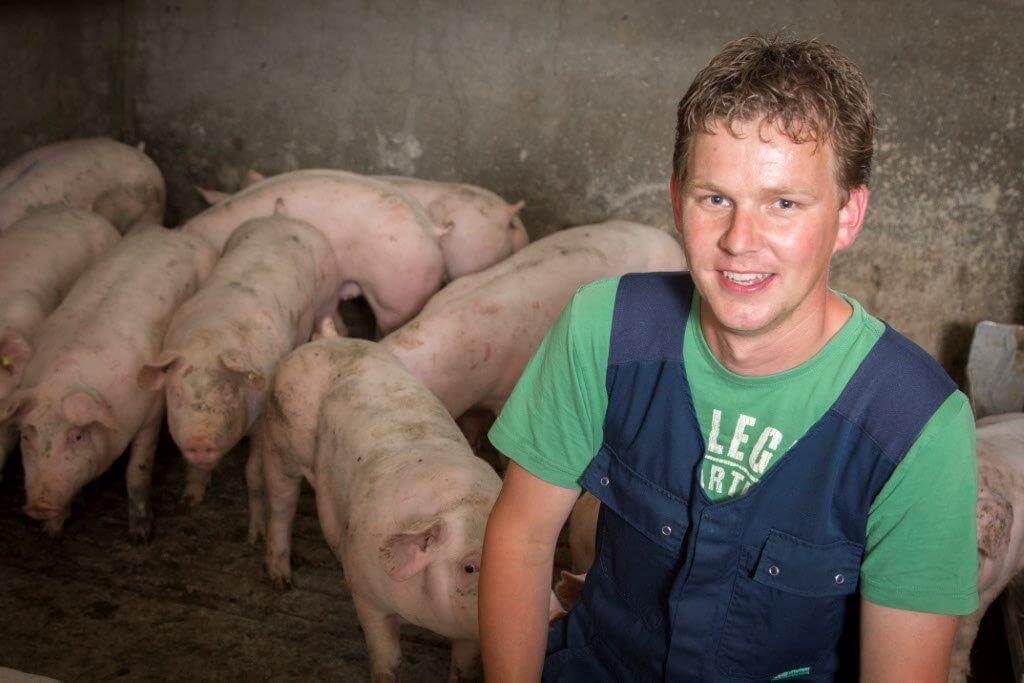 Erwin Kelder is bedrijfsleider op de Drenthehoeve, één van de locaties van Handelshuis Schuttert. Er is op het bedrijf plaats voor 12.000 vleesvarkens die allemaal afkomstig zijn van de Polderhoeve, een andere Schuttertlocatie met 1.200 zeugen. 