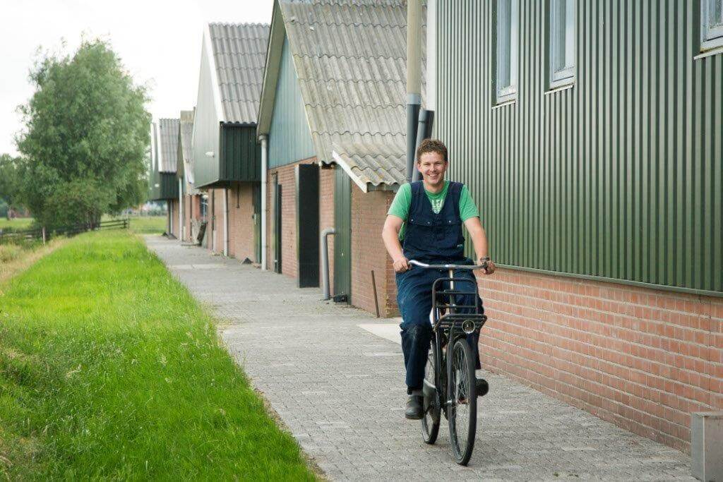 Een bedrijf van deze omvang beslaat een heel terrein. Kelder heeft een bedrijfsfiets om snel afstanden te kunnen overbruggen. 