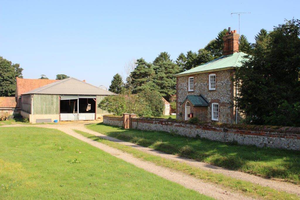 Hall Farm is een traditioneel bedrijf in Norfolk met zowel nieuwe als oude gebouwen, waarvan sommige zelfs honderden jaren oud. 