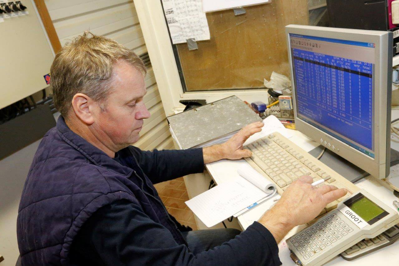 Een deel van de tijd brengen Van de Weem door achter PC-schermen. Hier controleert hij de instellingen van de mengsels in de hoofdkeuken en het voerproces van 1.200 varkens.. 