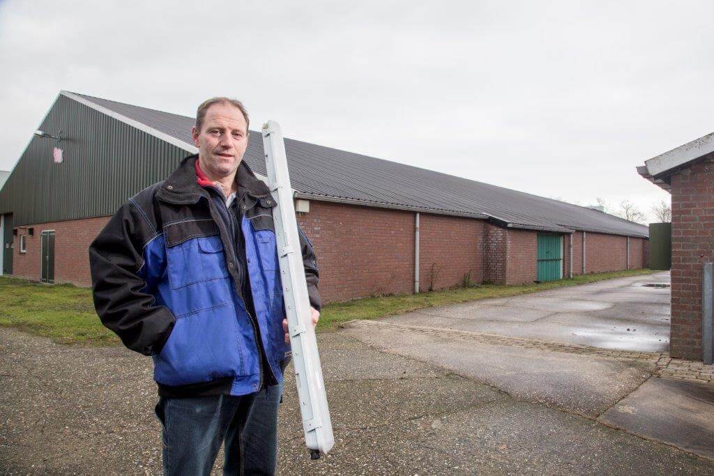 Sinds kort hanger er FreshLight Agri lampen in een afdeling van de vleesvarkensstal. Deze hebben de vorm van een TL-buis. 