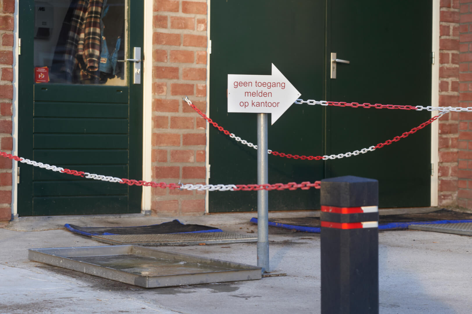 Zomaar de stallen binnenlopen is er niet bij. Wie niet bij de dieren hoeft te zijn, komt er niet in. Door kettingen zo op te hangen, worden betreders van de stal gedwongen om over de ontsmettingsmatten te lopen. 