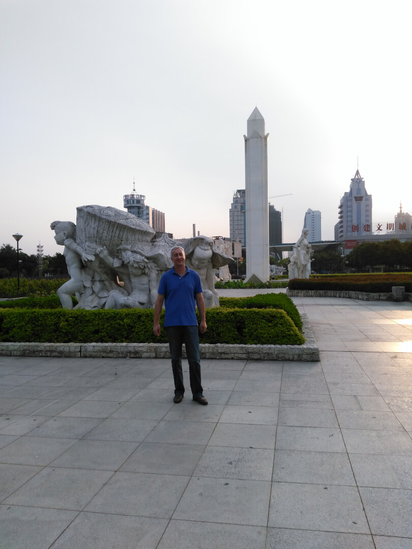 Een beetje van de Chinese cultuur opsnuiven hoort erbij voor Hans Lemmens. Want de nieuwe varkensprojecten zijn vaak ver verwijderd van de drukbevolkte landsdelen van China. 