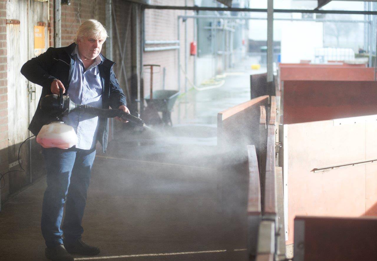 Van Selst demonstreert op de afleverplaats hoe het vernevelen van het ontsmettingsmiddel Virkon S in zijn stallen te werk gaat. 20 tot 25 seconden zo'n fijne nevel verspreiden in de luchtinlaat per afdeling volstaat. 