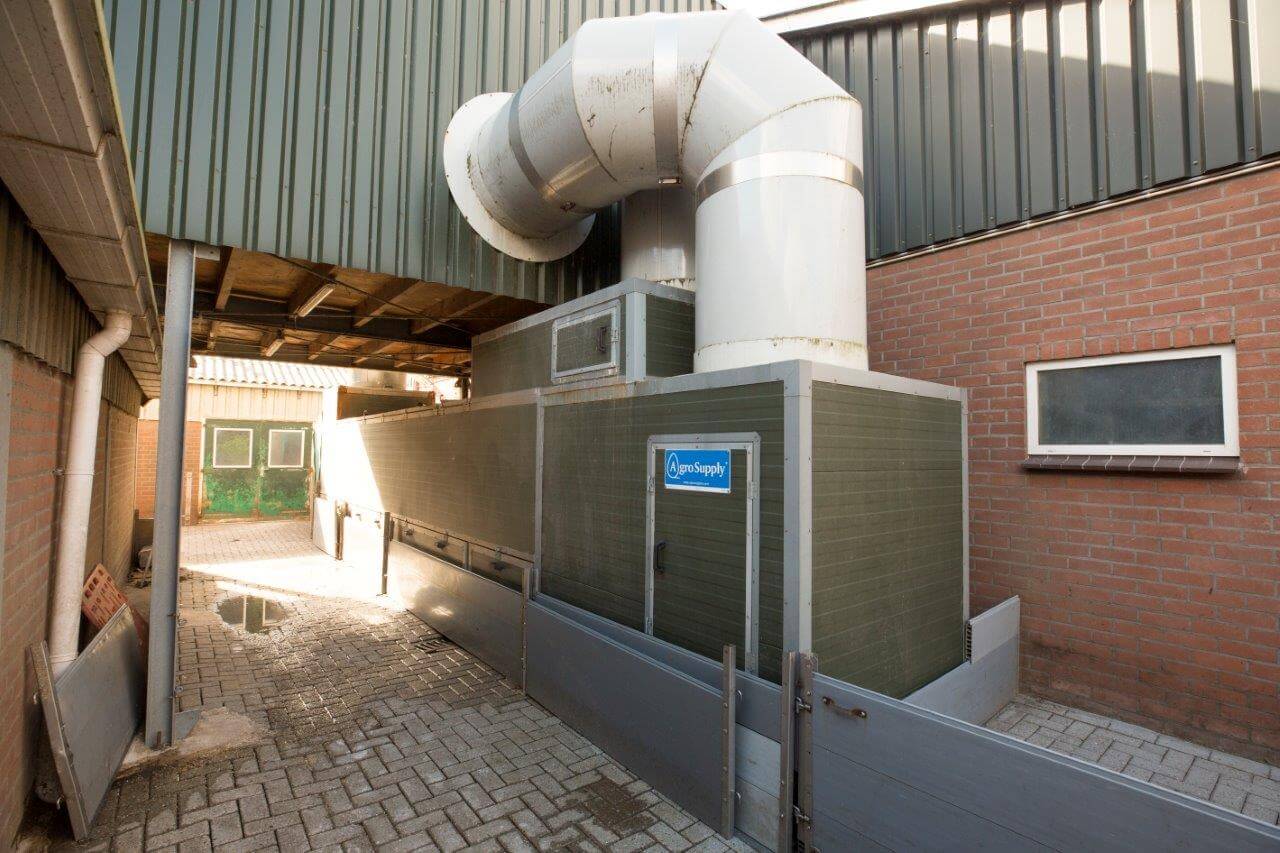 Met deze warmtewisselaar wordt de inkomende lucht voor de opfokafdelingen voorverwarmd. Het klimaat is daardoor stabieler en het bespaart stookkosten. Restwarmte van de biggenafdelingen wordt optimaal benut. 