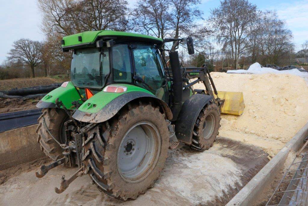 In het brijvoer van de varkens zit CCM. Dat is afkomstig van de 30 hectare eigen grond. De CCM ligt in de kuil op het zeugenbedrijf. 