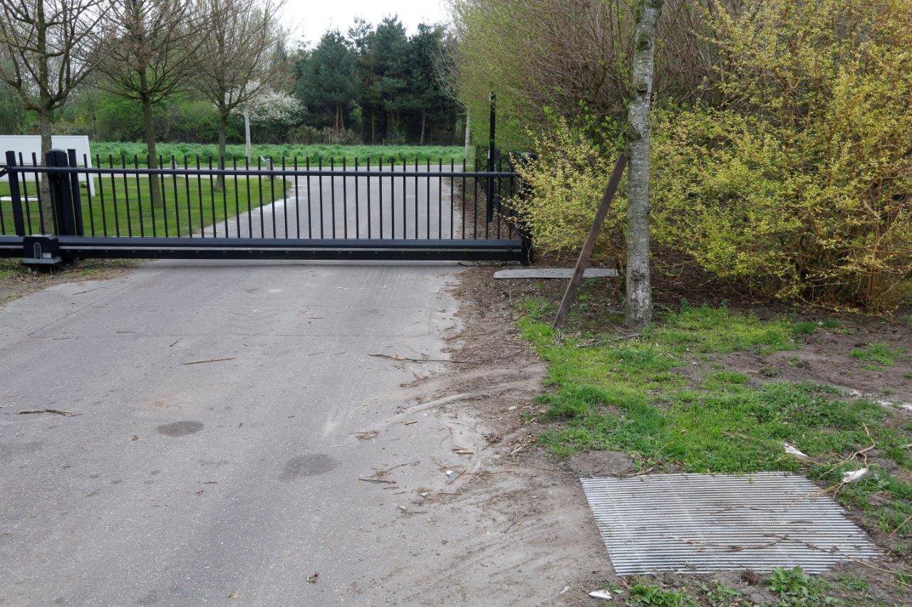 Rechts langs de oprit is de plek gemaakt waar de kadaverbak wordt geplaatst.  De laadplaats ligt tientallen meters van de openbare weg, waardoor ook het laadproces is aan het oog wordt onttrokken van passanten. Omdat de poort na inrijden automatisch sluit kan ook niemand zomaar het erf betreden. Deze oplossing heeft Welvaarts doorgevoerd in goed overleg met Rendac. 