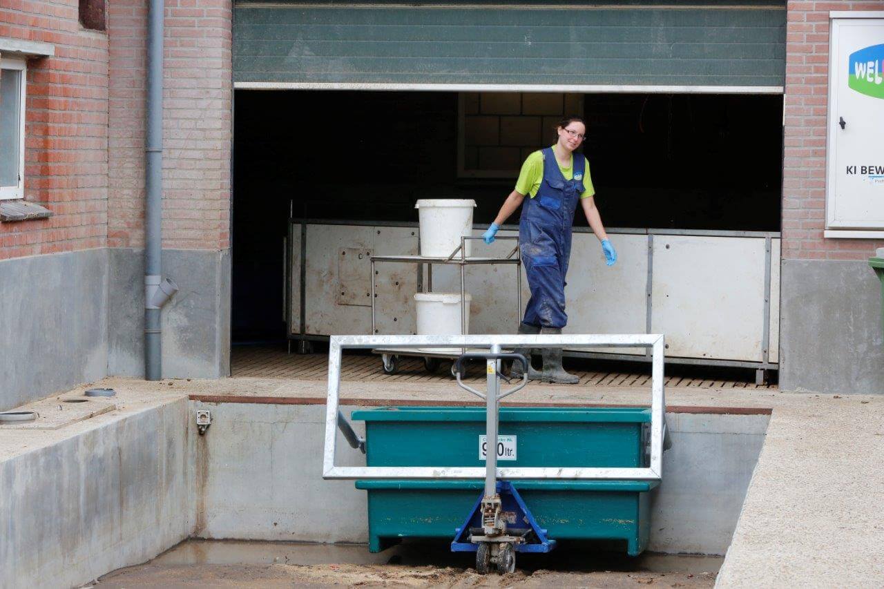 Aan het eid van elke werkdag wordt het in tonnen verzamelde destructiemateriaal naar de koeling gebracht. Staat een bak in de verdiepte laadplaats, dan worden ook de tonnen vanaf het plateau in de bak geleegd. Deze tonnen en het karretje worden na gebruik gereinigd en ontsmet. 