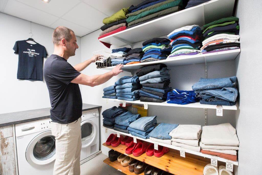 Na het douchen liggen kleding en schoeisel schoon en netjes georganiseerd op maat klaar voor medewerkers en bezoekers, zoals dierenarts Erwin van Essen. 