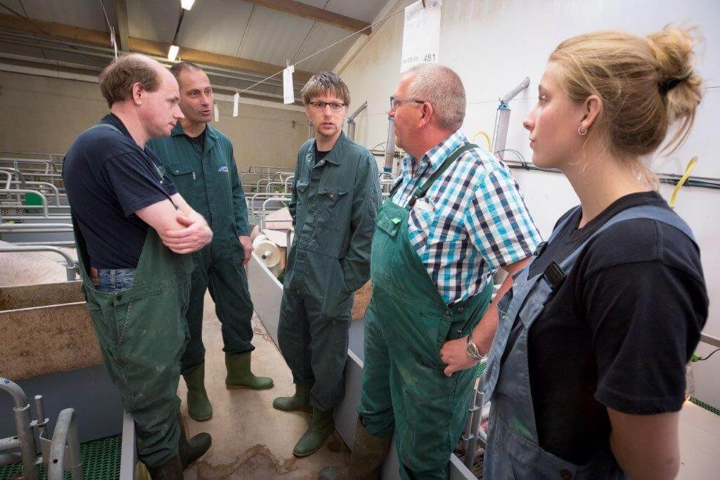 Mario van de Krol is de vaste medewerker op het bedrijf. ZZP-er Anne van de Pol komt drie dagen per week helpen in de kraamstal. 