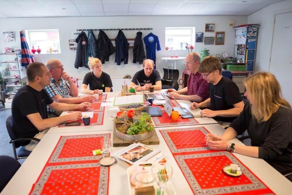 Overleg na afloop van het stalbezoek. De kantine is tevens de ontvangstruimte voor de bezoekers van de fietsroute. 