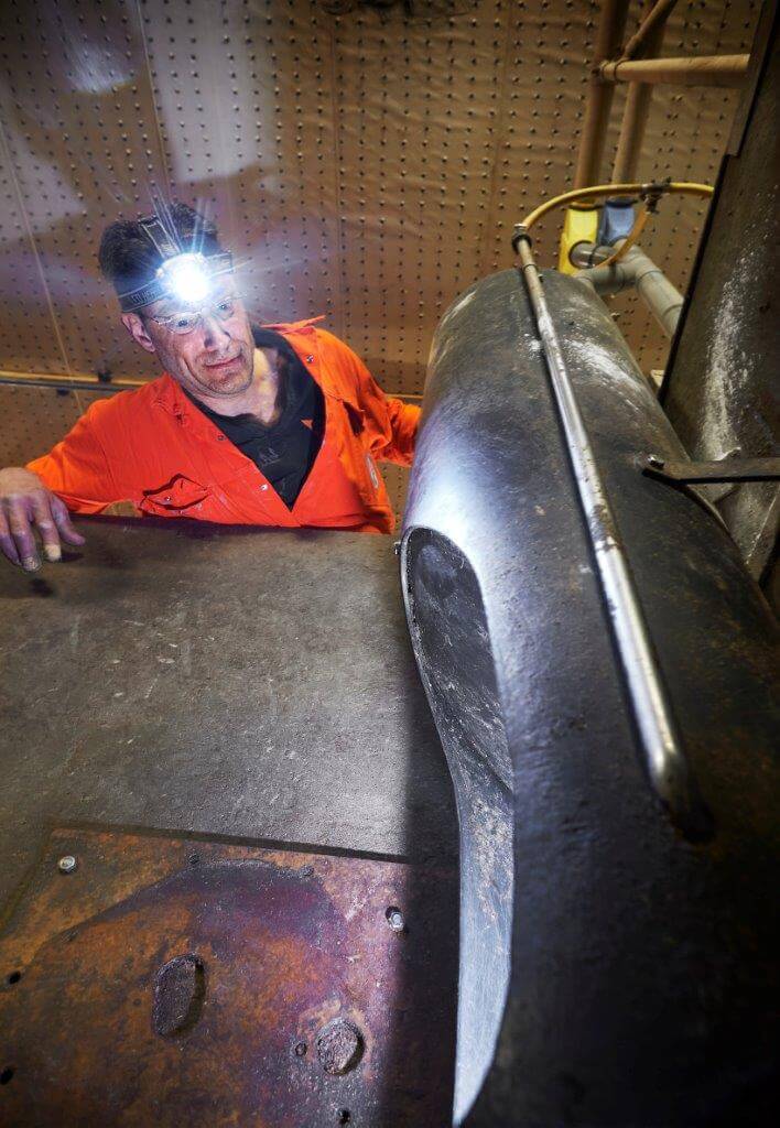 Het controleren van de voer- en watergift vergt een goed zicht in de trog. Daarom gaatVan de Vondervoort standaard op pad met met een headlight.  