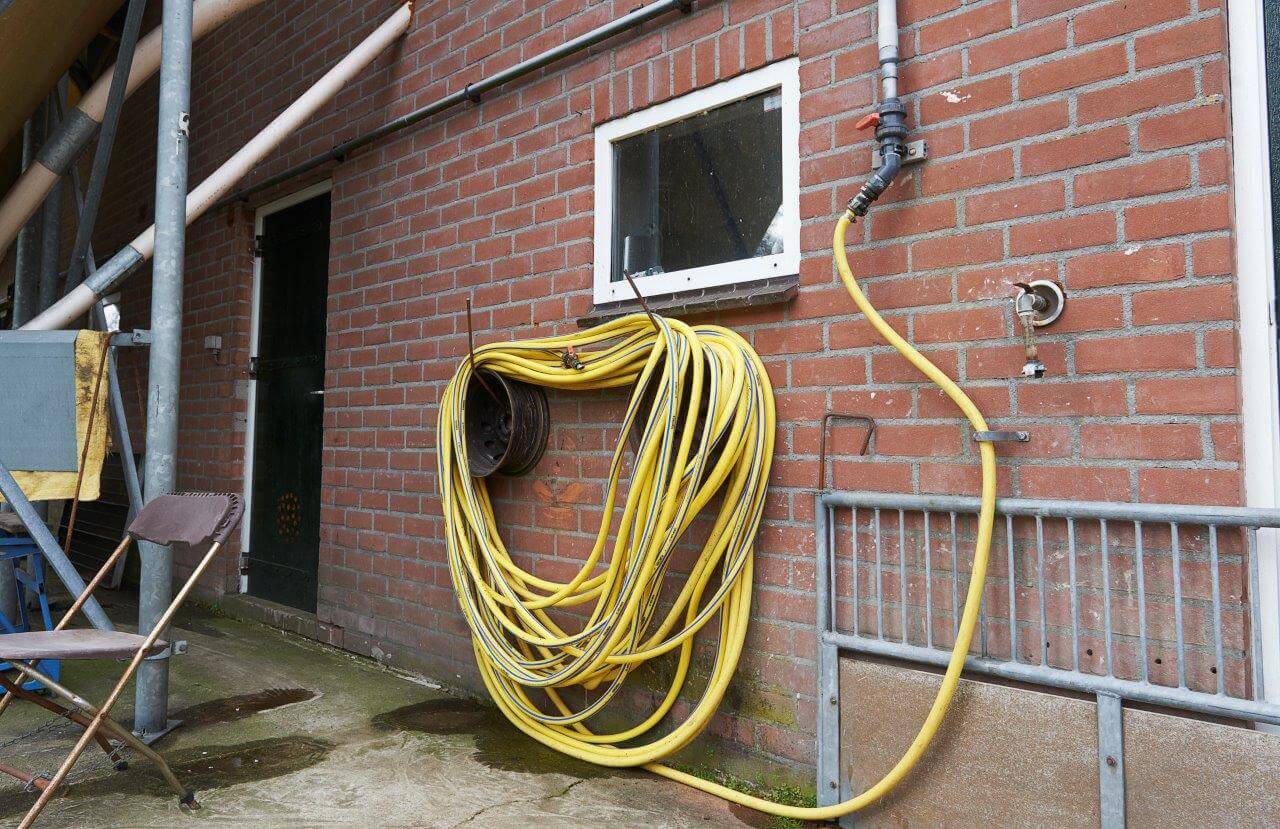 Het schoonmaken van een vrachtwagen moet snel en goed gebeuren. Voldoende water om de wagens schoon te spoelen stimuleert chauffeurs om de schoonmaakklus ook goed te doen. 