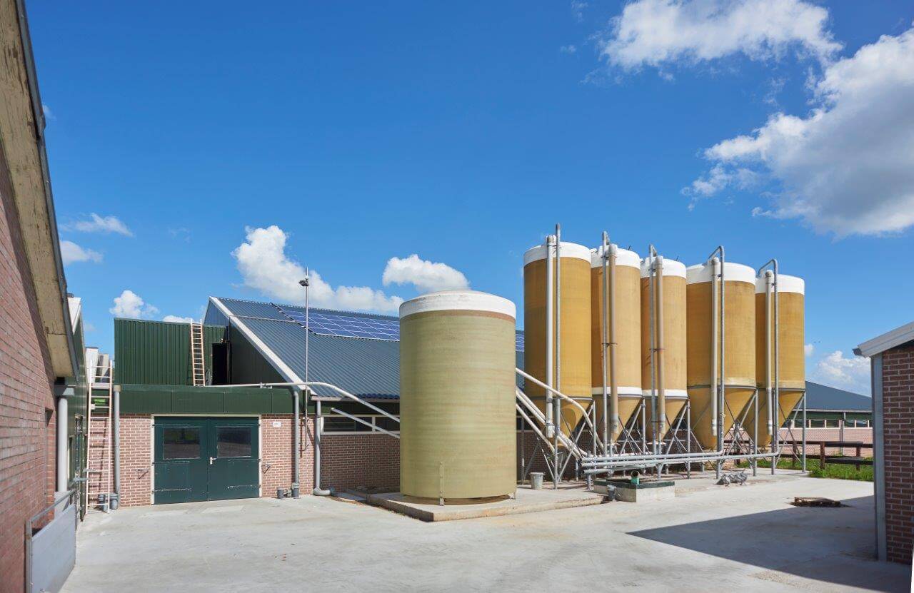 Het centrale punt waar alle bewegingen op het bedrijf samenkomen. Alles is verhard en keurig onderhouden. De vijf silo's bevatten elk een andere voersoort uit de Dynamo-reeks. In linker silo bevindt zich de CDI. 