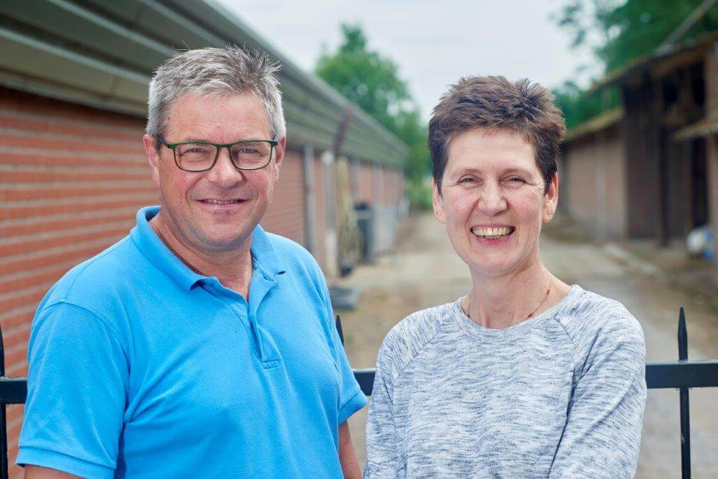 Toon en Erica Vos-Van de Langenberg hebben goede ervaringen met vleesvarkens die vreten uit een Drowaco. De spekdikte bij die varkens valt lager uit dan bij varkens aan een klepelbak. 