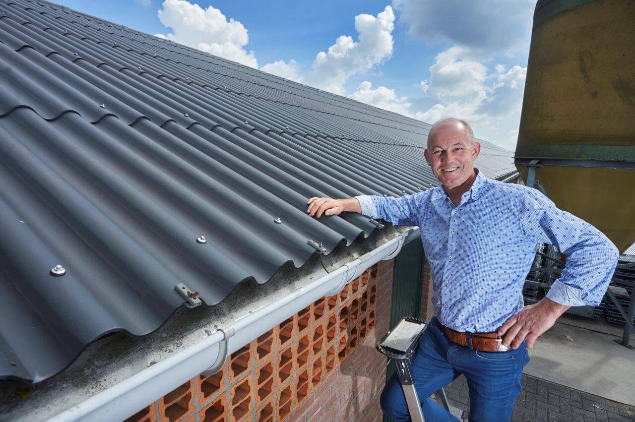 Het is dudielijk aan de ventilatatieopeningen in de zijgevel, te zien dat dit een oudere stal is. De hardware onder de splinternieuwe overkapping voldoet prima. 