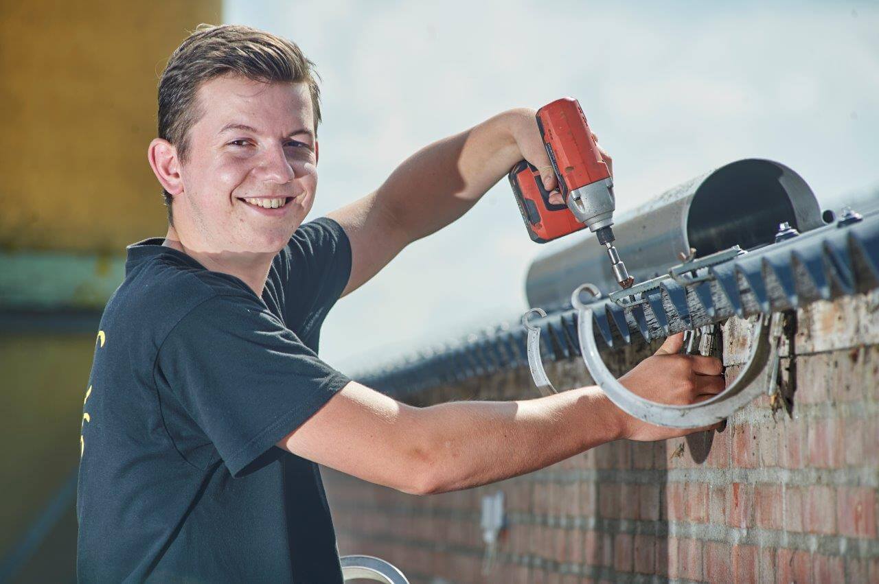 Het aanleggen van de hemelwaterafvoer is een mooie klus voor de 20-jarige Paul Kuijpers. Hij studeerde MTS Werktuigbouwkunde en gaat nu naar HAS Hogeschool in Den Bosch. Hij heeft de ambitie het varkensbedrijf voort te zetten. 