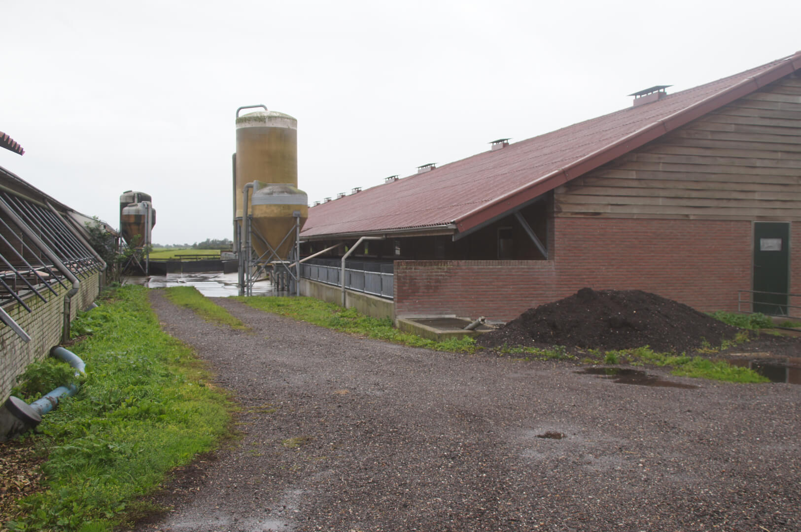 Rechts staat de in 2009 gebouwde stal met de kraamafdelingen, de afdelingen met speenbiggen en de voormestafdeling. Links de afmestafdeling voor de vleesvarkensstal met daar achter de stal voor de dragende zeugen. 