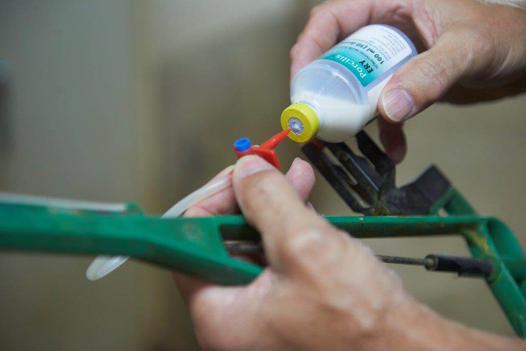 De vaccinvloeistof is ruim voor de start van het vaccineren uit de koeling gehaald. 