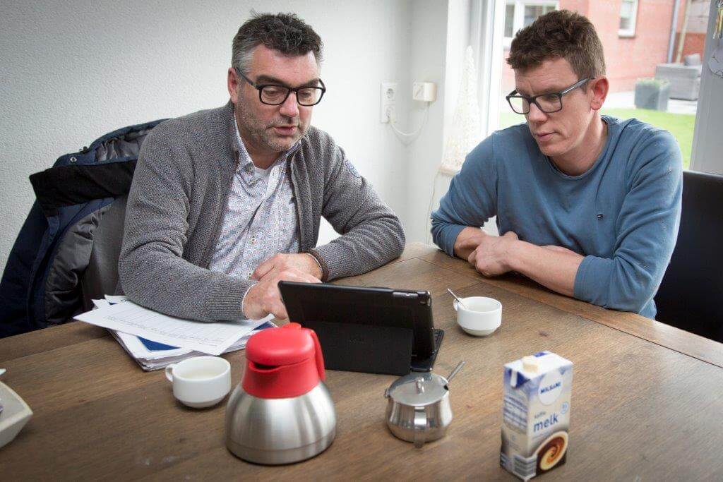 Wim kiest de beste voerstrategie en VIDA-voersoorten voor de biggen in het kraamhok samen met Frank Schapendonk van ForFarmers. 