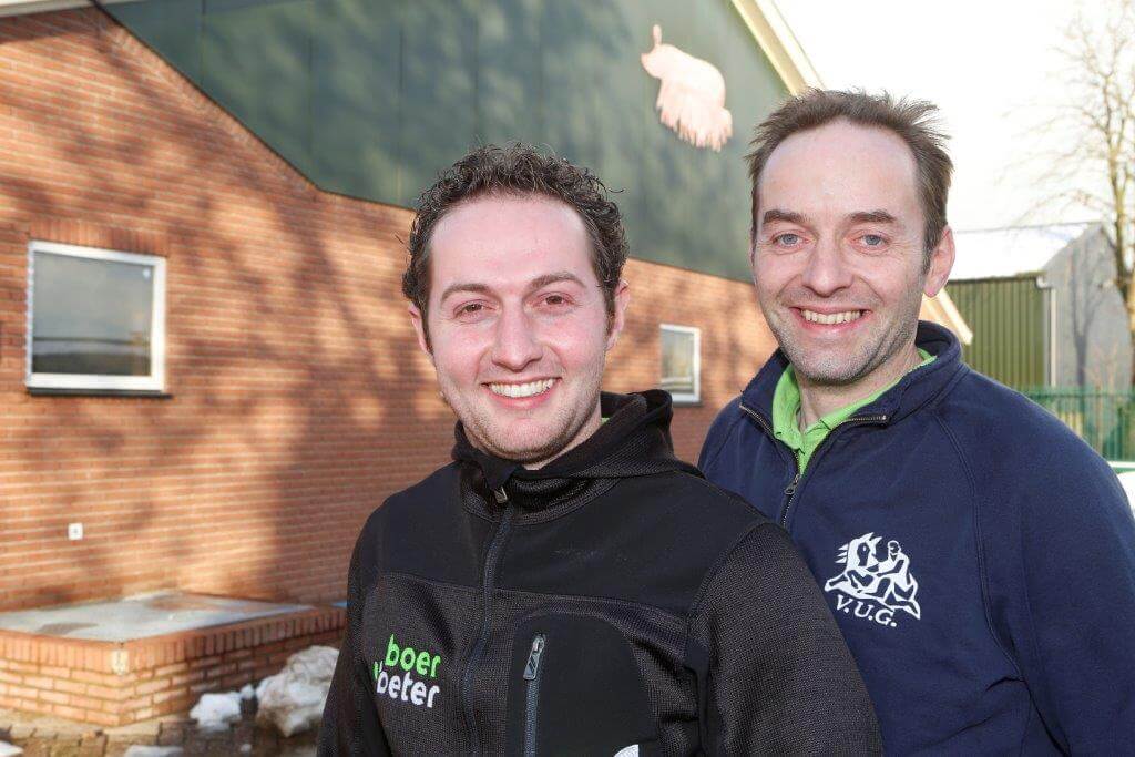 Gert van Lagen (rechts) heeft samen met zijn zwager Jaap de Koning (niet op de foto) en neef Gert (links) een bedrijf met 400 Topigs 20 zeugen. 