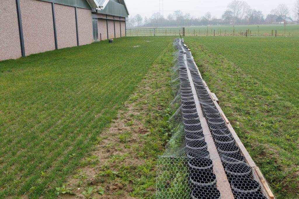 De luchtinlaat voor de kraam- en speenafdelingen gaat sinds vorig jaar via grondbuizen. Er is een grondbuis per kraamhok. 