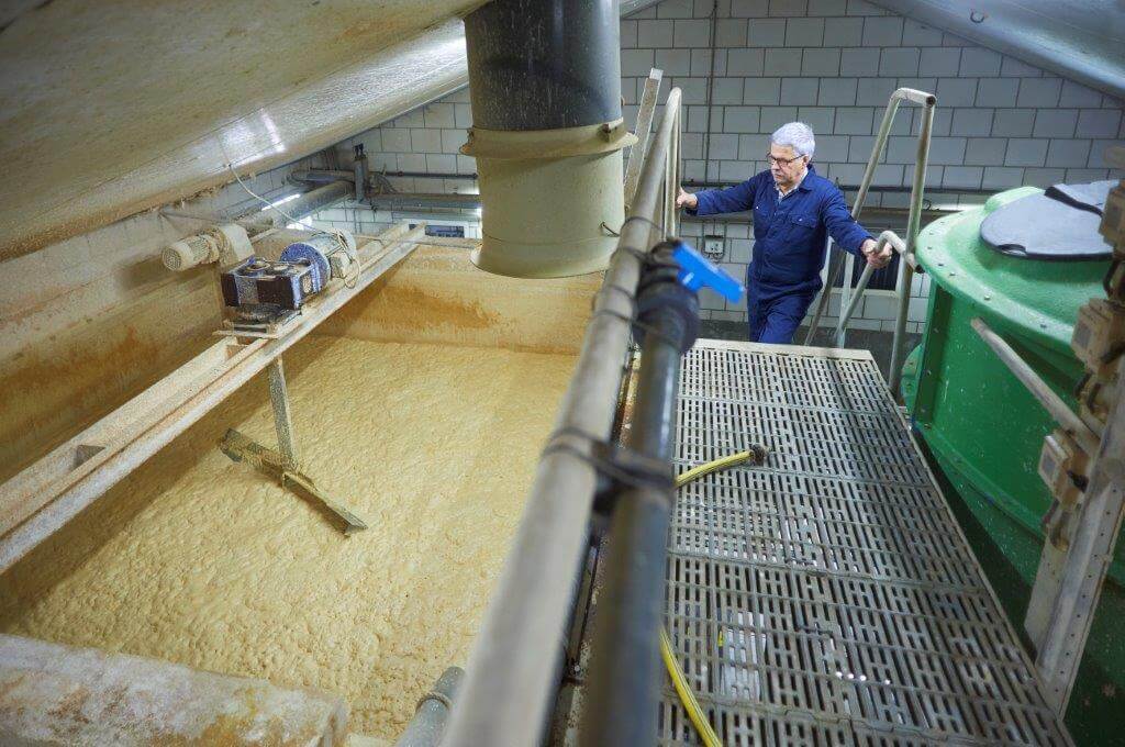 Onder dak zitten drie voorraadbunkers voor bijproducten. Buiten staan nog twee silo’s. 