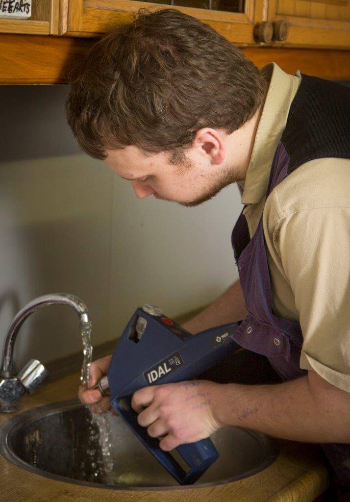 Het enige waar een straal water aan te pas mag komen, is om de buitenkant van de 'spuitmond' schoon te maken. 