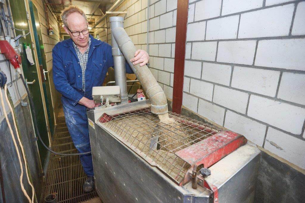 De Vliebo-kar mengt de twee voersoorten goed door elkaar. Selecteren is voor de biggen niet meer mogelijk. 