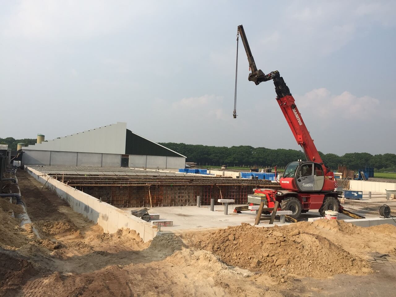 Bankers specialiseert zich verder. De nieuwbouw voor 500 zeugen is in volle gang. Freiland-kippen hebben het veld moeten ruimen. 