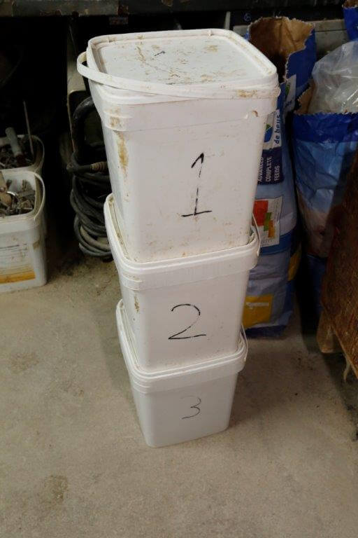 De biggen in het kraamhok krijgen achtereenvolgens 3 voeders. Vergissingen zijn met dit simpele systeem niet mogelijk. 