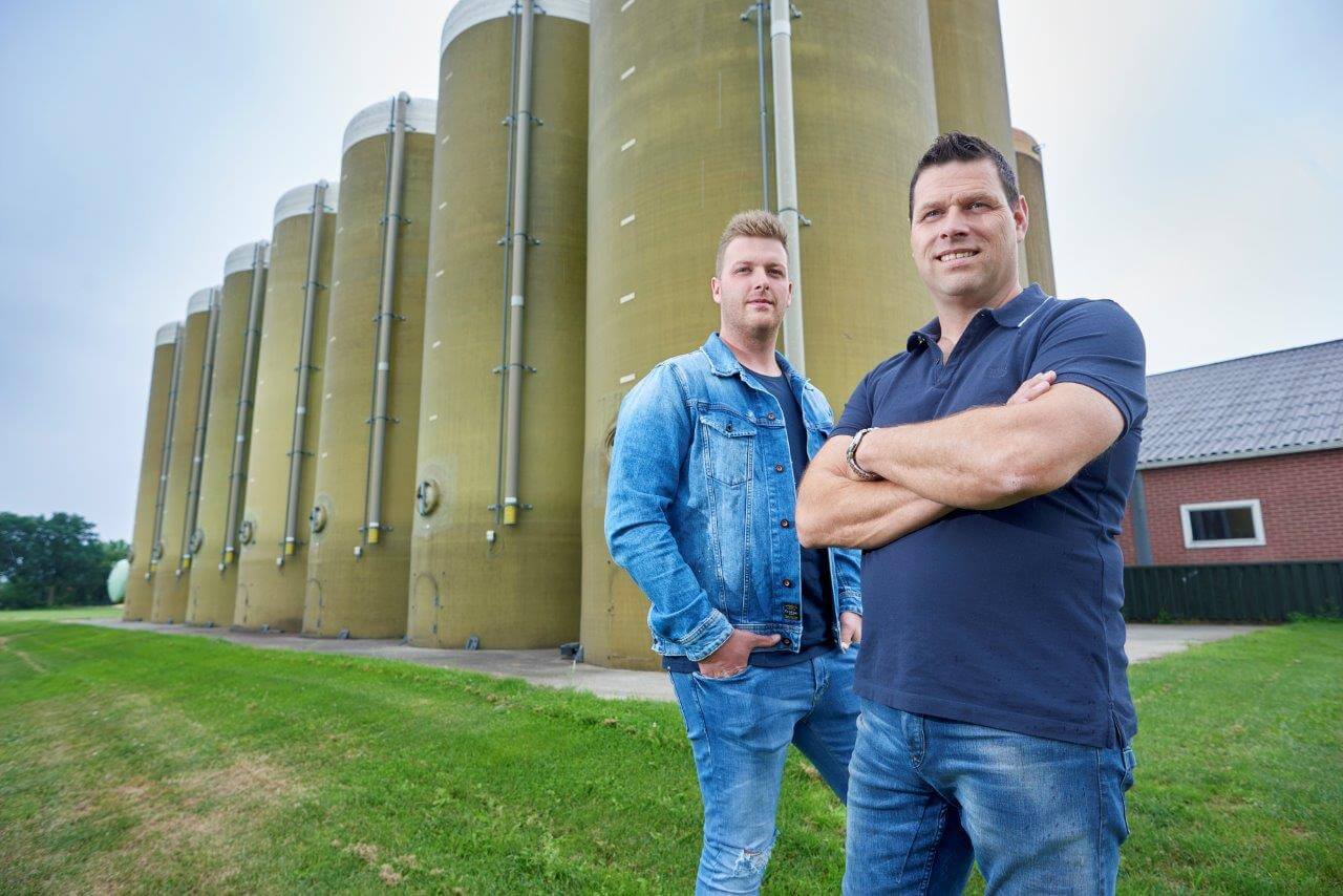 Machiel Coppens (rechts) heeft de geheimen van het zelf voer maken overgedragen op zijn zoon Jeffrey. Ze passen de HomeMIXX-aanpak toe. Ze krijgen maandelijks ondersteuning vanuit Vleuten-Steijn Voeders (onderdeel van ForFarmers). 