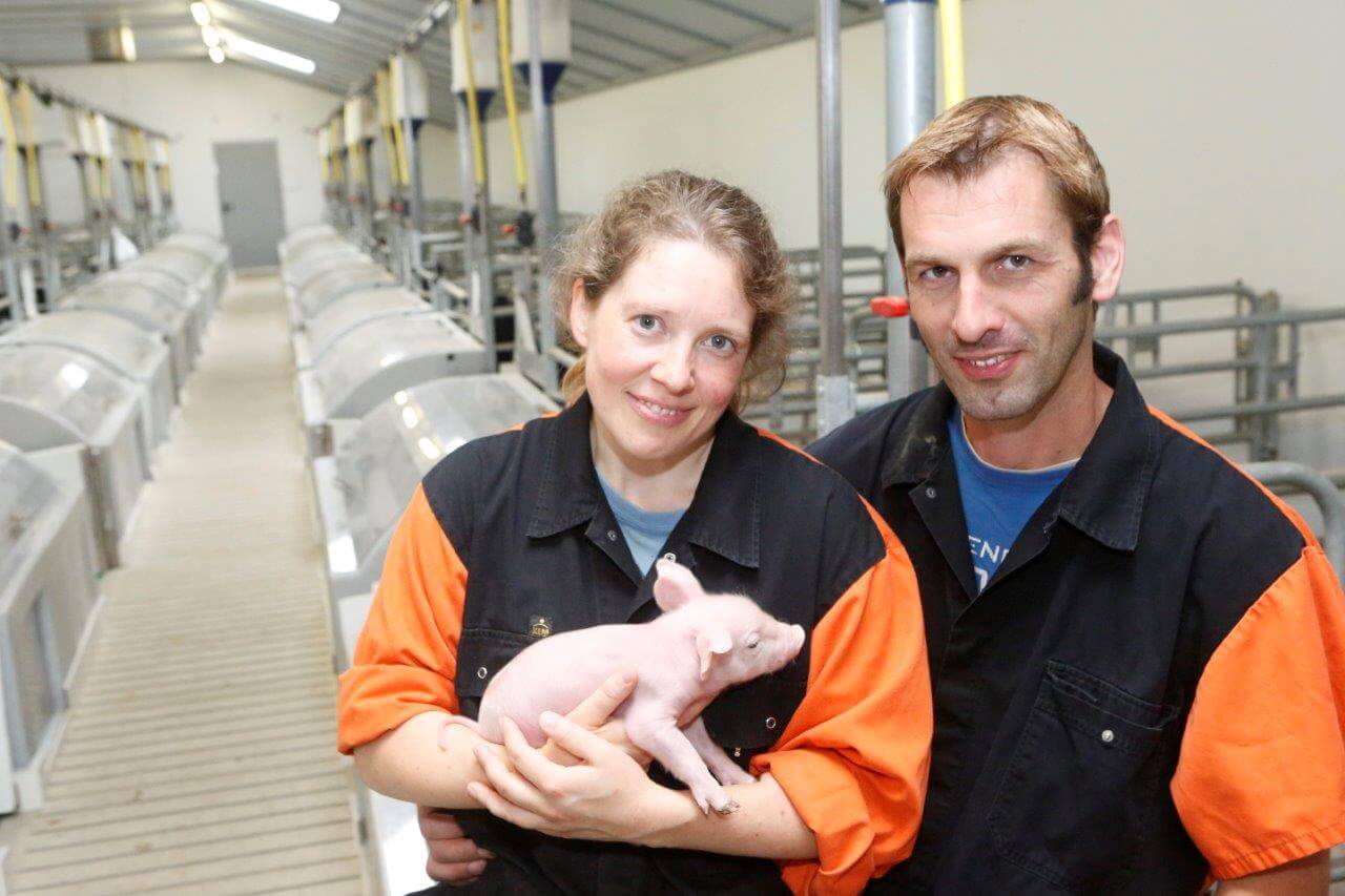 Arthur en Marieke benadrukken dat het houden van varkens een teamsport is, samen met personeel en leveranciers. 