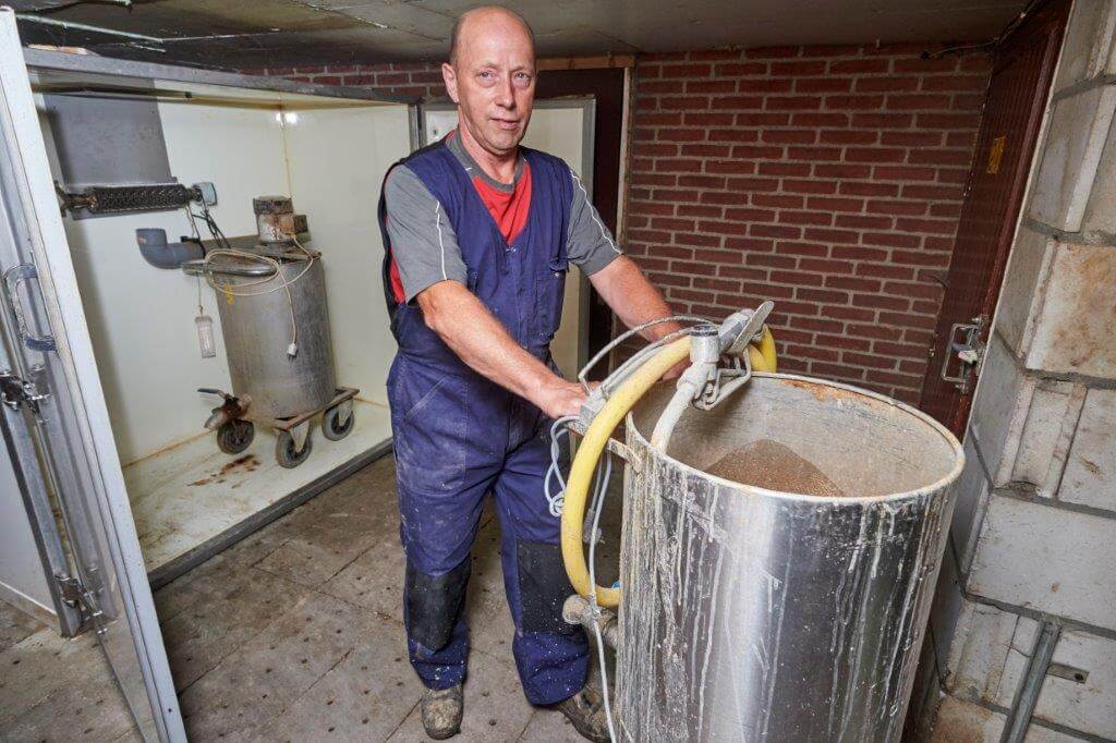 In de kast staan twee verrijdbare fermentatievaten. De nieuwste uitvoering ziet er anders uit. De vaten zijn nu geïsoleerd en worden zelf verwarmd. Ze hoeven niet meer in een kast te staan en het doseren van het fermentatiemengsel gaat geheel automatisch. 