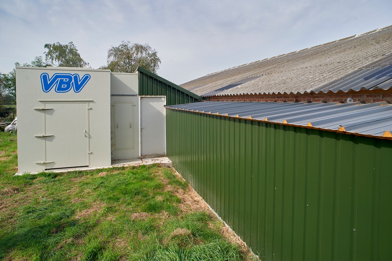 Eind 2017 werd de biologische luchtwasser aangesloten op het nieuwe centrale luchtkanaal bij een stal uit 1978. De kokers zijn van het dak verdwenen, maar de asbest golfplaten zullen ook nog voor 2024 verwijderd moeten worden. 